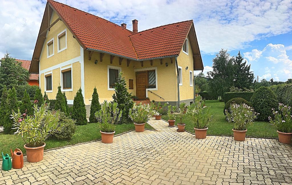 Petra Apartmanhaz Badacsonytomaj Exterior photo